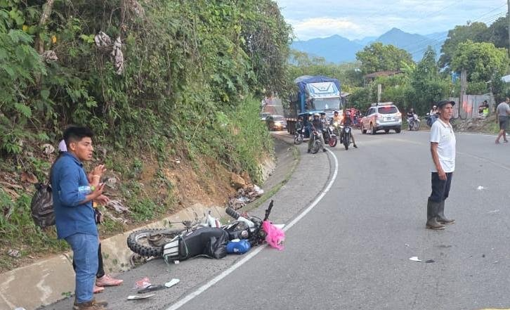 Motociclista muere al invadir carril contrario para adelantar a camión en la Garganta del Diablo, Leoncio Prado