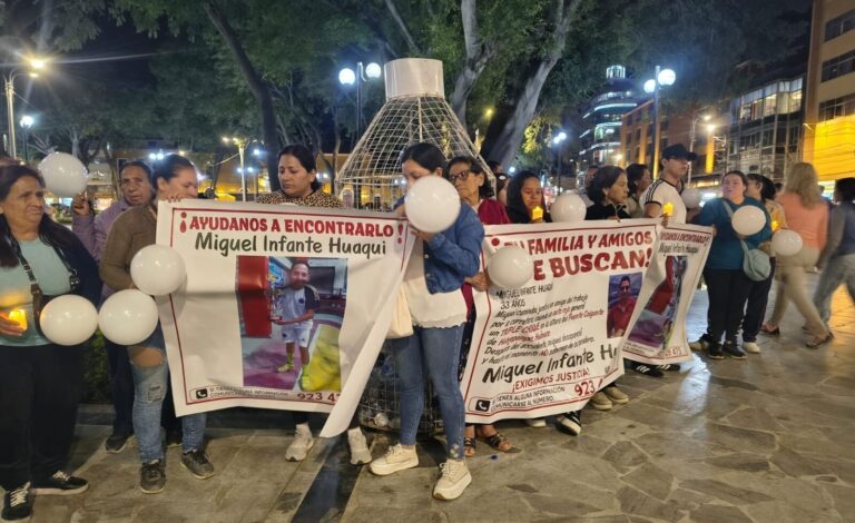 Familiares y amigos realizan vigilia en Plaza de Armas de Huánuco por sexto día de desaparición de agente de seguridad