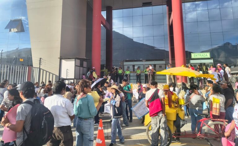 Juez dicta prisión preventiva para profesor acusado de tocamientos indebidos; familiares y colegas exigen justicia y libertad