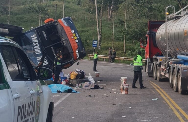 Madre de familia pierde pierna en accidente de bus; su hijo de 4 años falleció y el bebé de 8 meses está herido; familia atraviesa drama