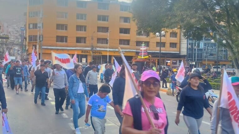 Unos 500 trabajadores municipales de Huánuco, Amarilis y Pillco Marca marchan por mejoras salariales y condiciones dignas