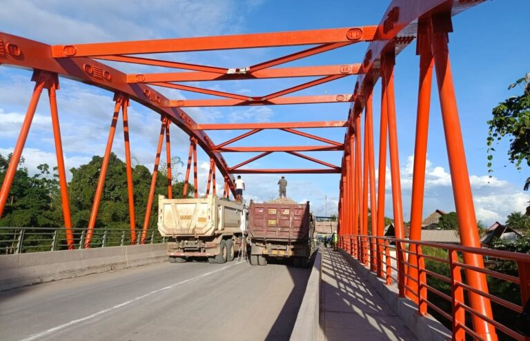 Puente Aucayacu supera prueba de carga estática y dinámica; resistió 150 toneladas pese a soporte diseñado de 48 toneladas