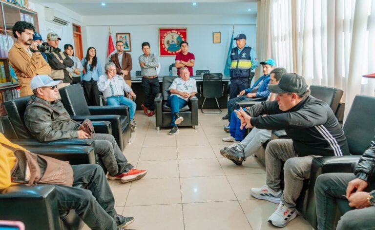 Alcalde Antonio Jara acusa a gobernador Pulgar de inducir a obreros a protestar y exige inicio de obras sin improvisación
