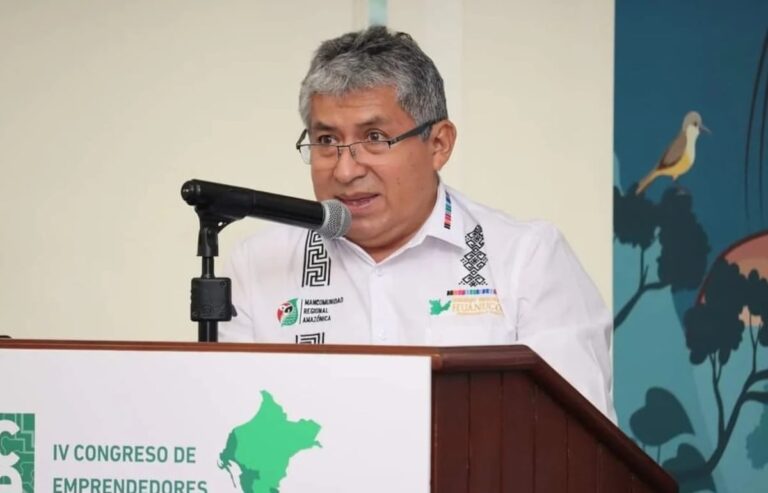 Cuestionan 14 viajes al extranjero de gobernador Pulgar durante su gestión