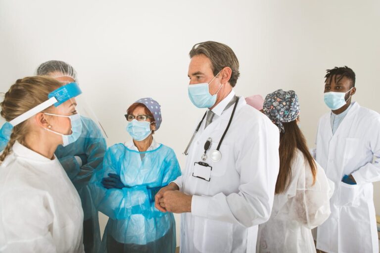 Científicos advierten alto riesgo biológico si se ejecuta desalojo de Diresa; laboratorio maneja muestras de tuberculosis, VIH y Covid-19