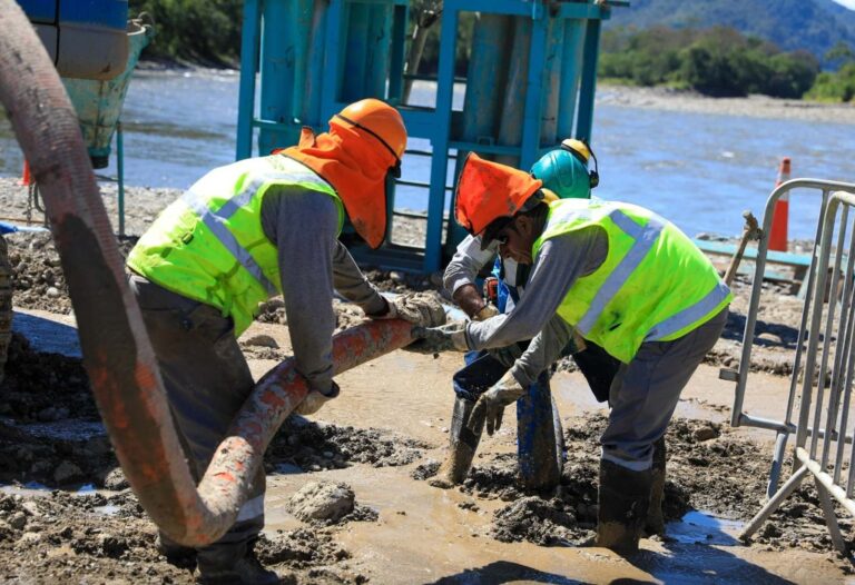 Obras del puente La Muyuna alcanzan el 70 % de avance físico y la pista del aeropuerto de Tingo María llega al 60 %