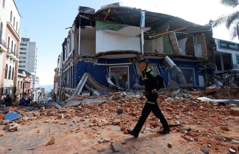 Potente terremoto en Colombia deja al menos 132 muertos y cientos de heridos mientras continúan las labores de rescate