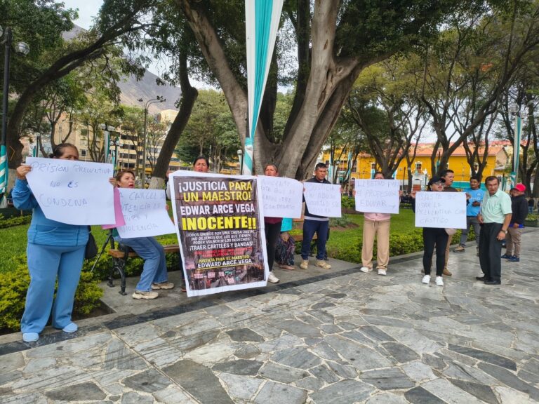 Familiares y docentes protestan exigiendo la libertad del profesor Edward Arce en Huánuco