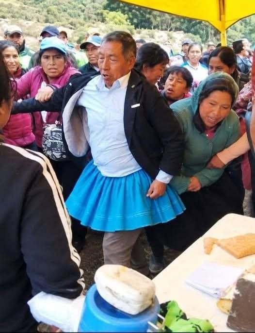 Pobladores de Micarín obligan a alcalde de Chavín de Pariarca a ponerse una falda por incumplir promesas