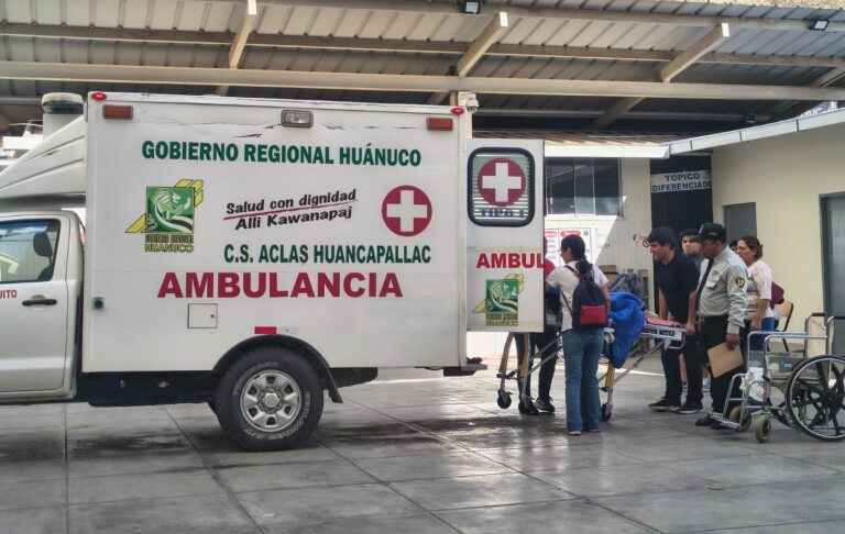 Caída de camión a una pendiente deja tres personas heridas