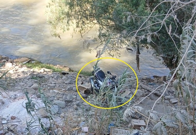 Hallan motocicleta abandonada y volteada a orillas del río Huallaga en Cayhuayna