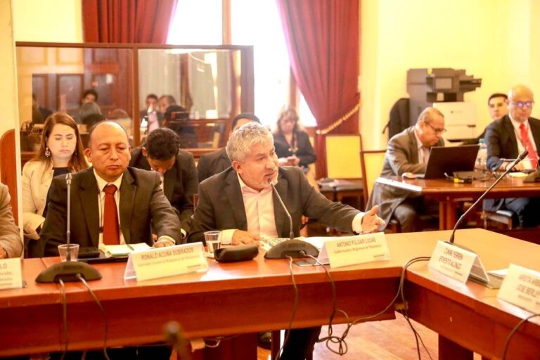 Gobernador Pulgar dice que todas las obras paralizadas están reactivadas, pero su gerente de presupuesto reporta 27 pendientes