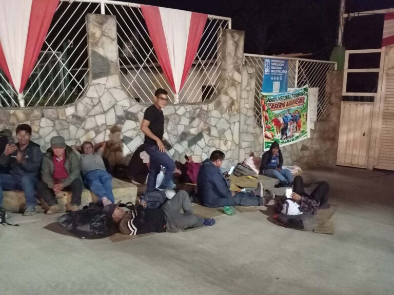 Dirigentes de 27 pueblos de Tournavista pasan la noche frente al Gorehco exigiendo presupuesto para dos proyectos viales